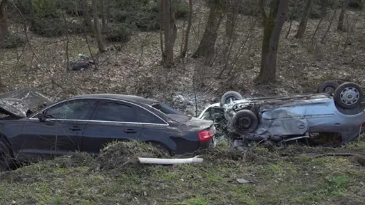 Težak sudar dva automobila, oba su završila u jarku, jedan se i prevrnuo. Ima povrijeđenih (VIDEO)