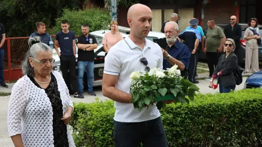 Na dana&scaron;nji dan obilježena 33. godi&scaron;njica masakra na Dobrinji gdje je granata ubila 14 civila dok su čekali na vodu