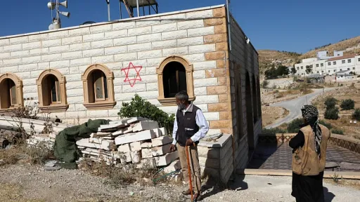 Izraelski doseljenici zapalili džamiju u Tuwani dok je unutra bila beba od 20 dana, povrijeđena četiri Palestinca u Beiti