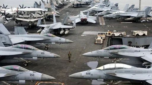 Produženo raspoređivanje američkog nosača aviona USS Abraham Lincoln izaziva zabrinutost zbog iscrpljenosti posade i nedostatka osnovnih potrep&scaron;tina