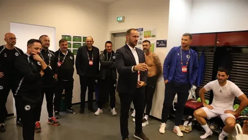 Vico Zeljković čestitao igračima BiH nakon pobjede 4:2 protiv Rumunije u Bukureštu, koja ih dovela na drugo mjesto u grupi Lige nacija