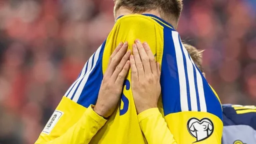 Emil Holm, desni bek Bologne, podvrgnut operaciji tetive desne noge nakon povrede na utakmici protiv Rumunije 25. septembra