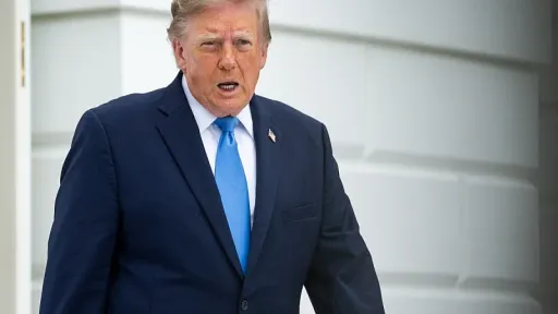 Trump izjavio da je prijetnja iz Irana razlog za povlačenje američkih bombardera iz britanske baze RAF Fairford