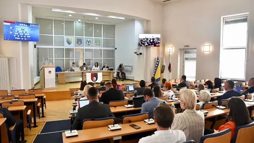 Uvođenje mandata u mirovanju u Izborni zakon omogućava zvaničnicima da zadrže mjesto u zakonodavnom tijelu tokom izvršnih funkcija