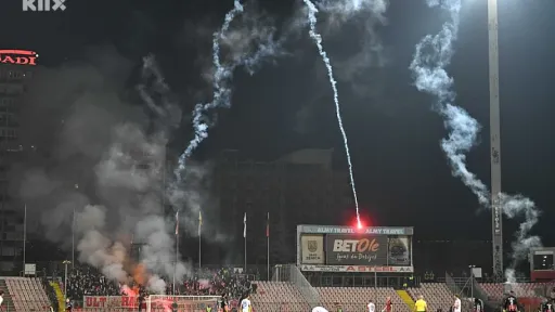 Na utakmici Čelika i Zrinjskog u Zenici, navijači Ultras udaljeni su pet minuta prije kraja zbog incidenata na tribinama