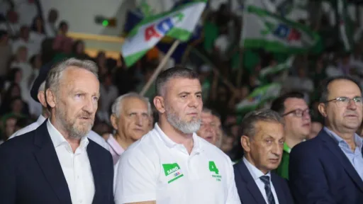 Za&scaron;to Bakir Izetbegović voda Osmicu po predizbornim skupovima: Otvorena poruka da optužnice kadrova SDA samo potvrđuju status 'prvog' do predsjednika
