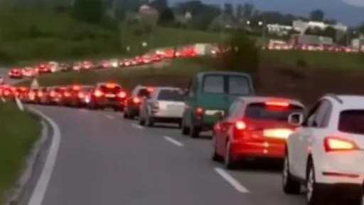 Pojačan promet vozila na lokalnim izletištima, gužve na granicama