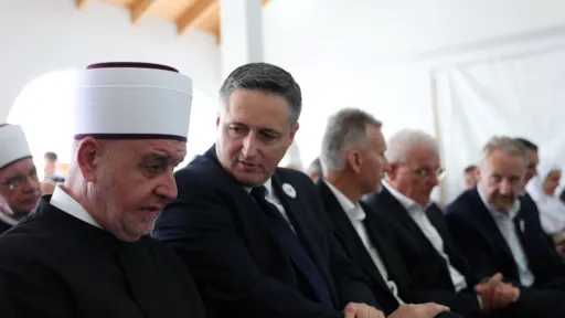 Bećirović na komemoraciji u Kamičanima: "Nikada nećemo odustati od borbe za pravdu za 3.176 ubijenih civila