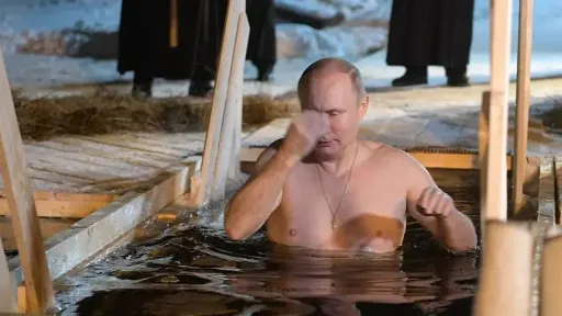 Vladimir Putin se okupao na Bogojavljenje: Prekrstio se i tri puta uronio u ledenu vodu