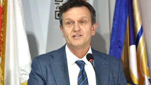 Branko Blanu&scaron;a upozorava na te&scaron;ku ekonomsku situaciju u Republici Srpskoj i kritikuje privatizaciju institucija