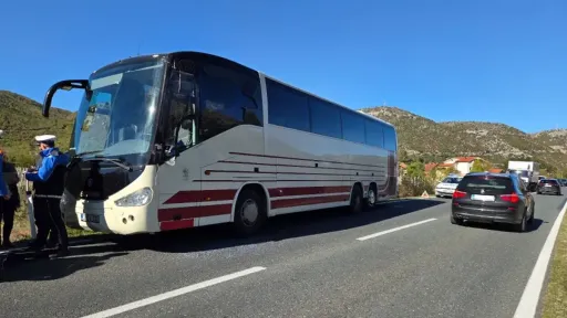 Saobraćajna nesreća između autobusa i teretnog vozila na M-17 u Žitomislićima, povrijeđena jedna osoba prema nezvaničnim informacijama