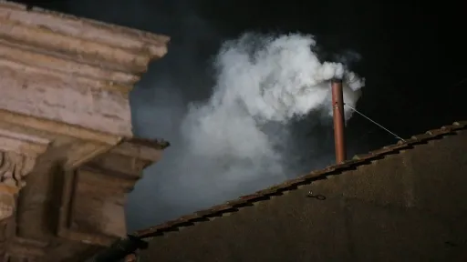 Kako izgleda izbor novog pape: Osamljivanje kardinala, zatim bijeli dim i "Habemus Papam"