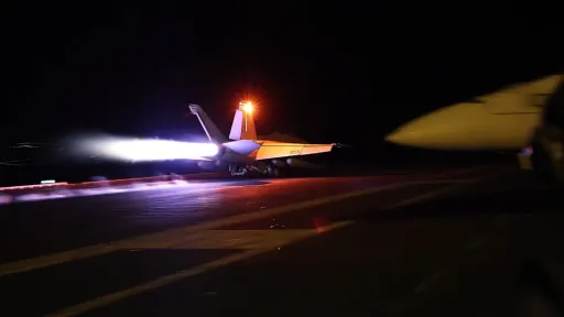 U sinoćnjim zračnim udarima američkih snaga u Jemenu poginulo osam ljudi, Huti odgovorili lansiranjem rakete