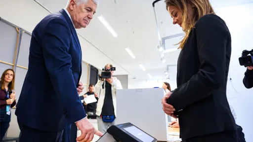 Dragan Čović glasao na općim izborima u Mostaru, upozorava na dugo trajanje postupka glasanja od 10 do 12 minuta po glasaču