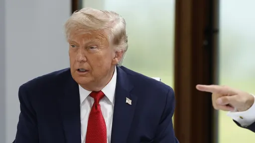 Trump: Obama je podmitio Iran avionom punim keša, ako prekrše dogovor bacit ćemo im bombe na glave