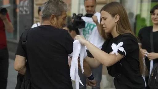 Mladi u Sarajevu obilježili Dan bijelih traka: Sjećanje na žrtve Prijedora ne smije biti zaboravljeno