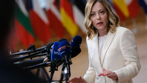 GNUSNO, SKANDALOZNO, ODVRATNO: Vučićev "Informer" italijansku premijerku predstavio kao seksualni objekt!