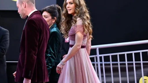 IGRA GLUHIH TELEFONA: Kate Middleton i princ William potpuno izignorisali neugodno pitanje na crvenom tepihu