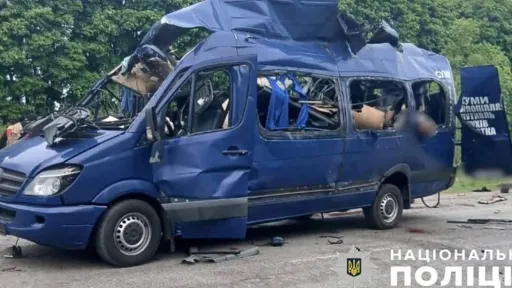Rusija nakon pregovora nastavila krvavi pir: Dronovima napadnut putnički kombi u Ukrajini, poginulo devet civila