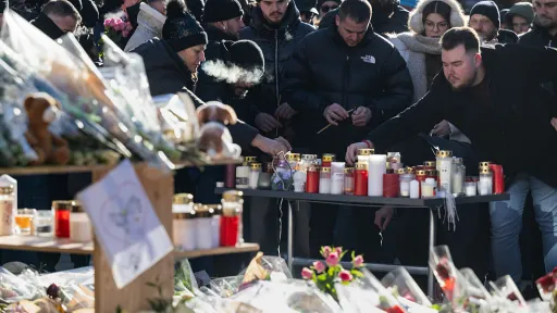 Stotine ljudi u tišini odali počast žrtvama požara u švicarskom baru