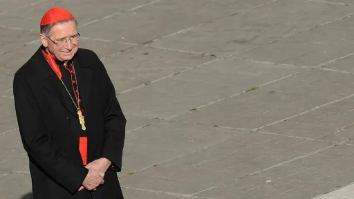 Kardinal koji je ranije kritikovan zbog zataškavanja seksualnog zlostavljanja, zatvara kovčeg pape Franje