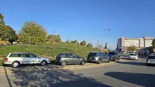Vozači i dalje ostavljaju automobile na trotoarima oko UKC-a uprkos otvorenoj besplatnoj garaži s više od 1.000 mjesta