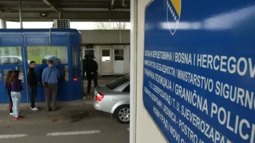 Duge kolone na četiri granična prelaza u BiH, zatvorena i dionica autoceste