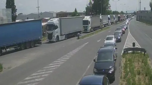 Duge kolone na granicama: Najveće gužve na prelazima Izačić, Velika Kladuša i Orašje