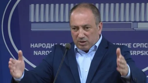 Igor Crnadak ukazuje na primjere korupcije u vlasti Republike Srpske, uključujući slučajeve osuđenih pojedinaca bliskih vlasti