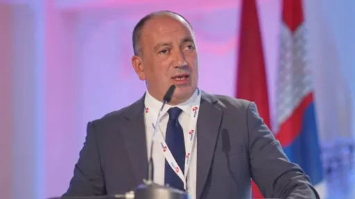 Igor Crnadak navodi da aktivisti SNSD-a obilaze penzionere u Banja Luci i donose im po 50 KM u koverti