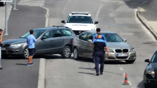 Saobraćajna nesreća u Alincima, Cazin: Dva putnička vozila učestvovala u sudaru, policija na terenu
