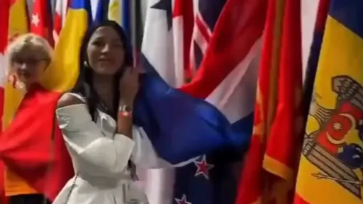 Srbijanska voditeljica ljubila zastavu Nizozemske, misleći da je zastava Srbije. Kasnije se oglasila