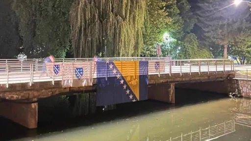 Osoba uhapšena nakon pokušaja uklanjanja zastava s ljiljanima s mosta u Kiseljaku 2. oktobra