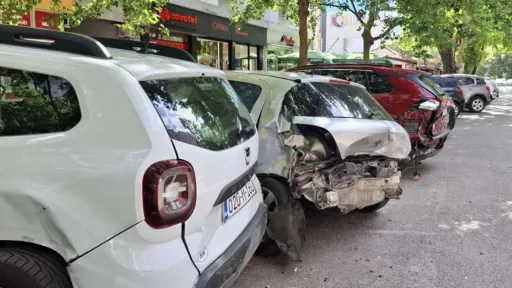 Vozač Mercedesa sudario se sa &scaron;est parkiranih automobila u Mostaru