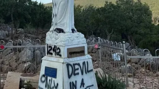 Natpis “IZ42” pronađen na Gospinom kipu u Međugorju, policija istražuje motive vandalizma