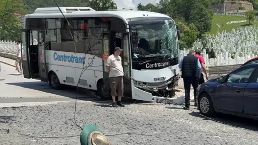Minibus u Sarajevu sletio s ceste i udario u stub i ogradu, dvije osobe povrijeđene