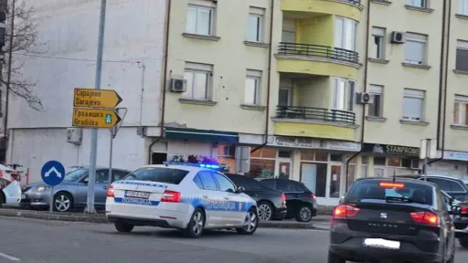 Teška nesreća u BiH: Automobil udario pješaka, saobraćaj obustavljen