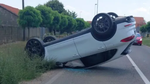 Te&scaron;ka saobraćajna nesreća u Janji: Automobil se prevrnuo nakon udara u banderu