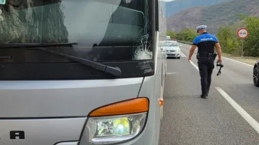 Saobraćajna nesreća na M-17: EUFOR vozilo udarilo autobus, bez povrijeđenih