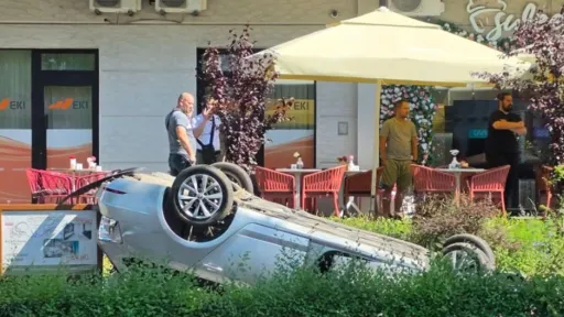 Saobraćajna nesreća u Sarajevu: Tri žene uspjele pobjeći prije nego &scaron;to je automobil prevrnut zavr&scaron;io na krovu