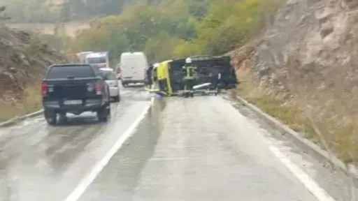 Saobraćajna nesreća u Šujici kod Tomislavgrada: vozilo se prevrnulo, policija i hitna pomoć na terenu