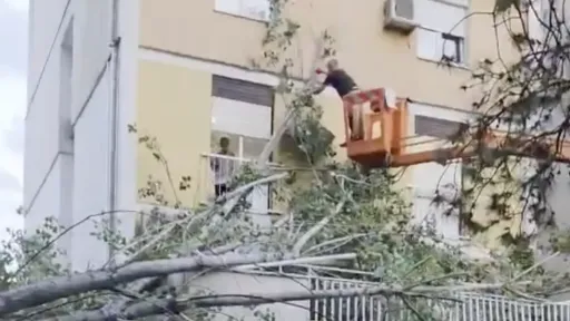 Snažno nevrijeme u Mostaru uzrokovalo uru&scaron;avanje stabla i poplave u ulicama 11. septembra