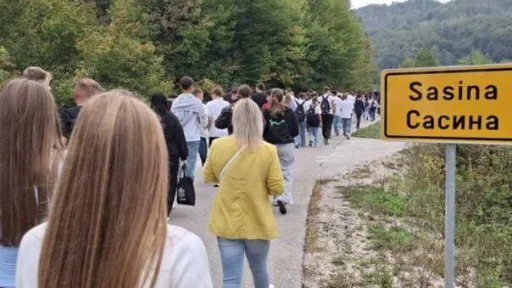 U Sanskom Mostu održan mar&scaron; sjećanja na vi&scaron;e od 60 ubijenih civila bo&scaron;njačke i hrvatske nacionalnosti iz 1995. godine