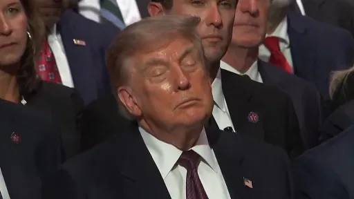 Donald Trump viđen kako spušta glavu tokom sahrane Lindseyja Grahama, Bijela kuća negira da je spavao