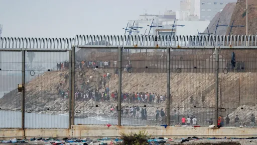 &Scaron;panska policija postavila 500 metara dugu plutajuću barijeru na granici s Marokom nakon ulaska 50.000 migranata