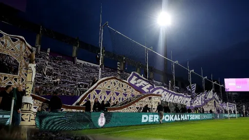 Navijači VfL Osnabr&uuml;cka izveli kreativnu koreografiju s rollercoasterom na utakmici protiv Bayerna