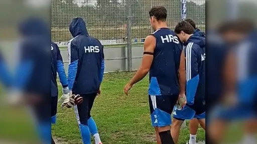 Nikola Katić trenirao u kratkim rukavima dok su ostali igrači Schalkea nosili dugačke majice zbog ki&scaron;e u Gelsenkirchenu