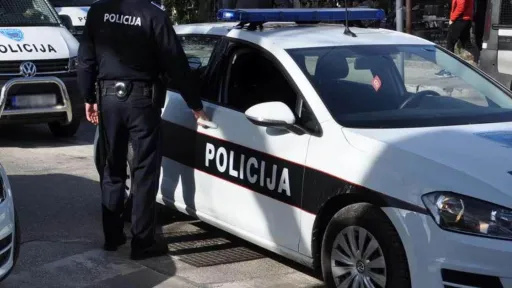 Maloljetnik pao s prtljažnika BMW-a, udario glavom u asfalt i preminuo. Vozač ide u pritvor