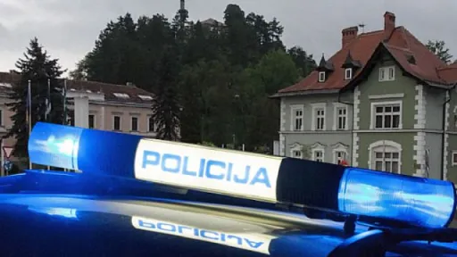 Policija u Cazinu izvr&scaron;ila pretrese na vi&scaron;e lokacija, li&scaron;ila slobode vi&scaron;e osoba zbog droge