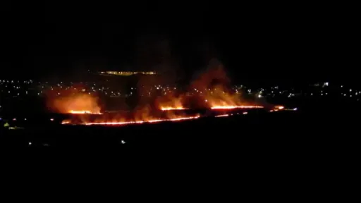Požar izbio u Sokolović Koloniji kod Sarajeva, vatrogasci na terenu rade na gašenju vatre